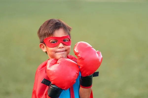 Niño Pequeño Traje Superhéroe Con Impermeable Rojo Guantes Boxeo Para — Foto de Stock