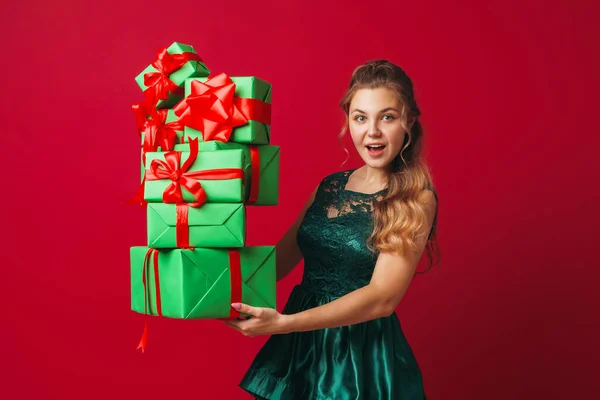 Привлекательная Милая Девушка Зеленом Платье Стоящая Большой Стопкой Подарочных Коробок — стоковое фото