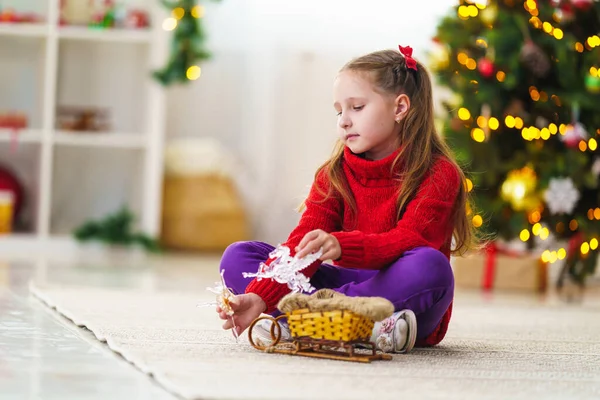 Счастливая Маленькая Девочка Играет Игрушкой Комнате Украшенной Рождество Семейное Рождественское — стоковое фото