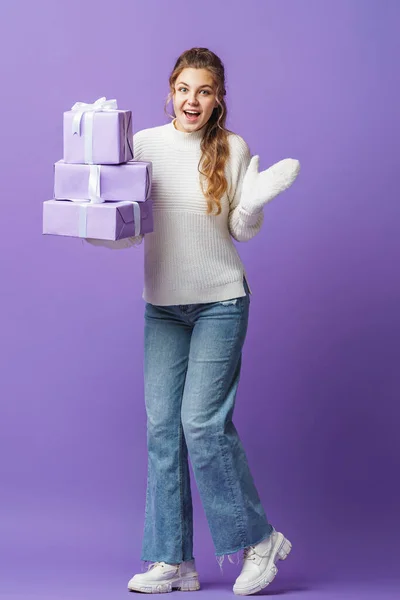 Jolie Jolie Fille Pull Blanc Mitaines Moelleuses Tient Avec Boîte Images De Stock Libres De Droits