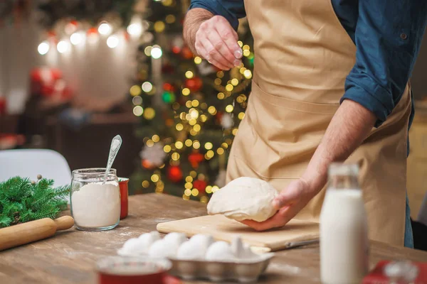 Чоловік Готує Їжу Кухні Напередодні Різдва Позитивний Молодий Чоловік Фартусі — стокове фото