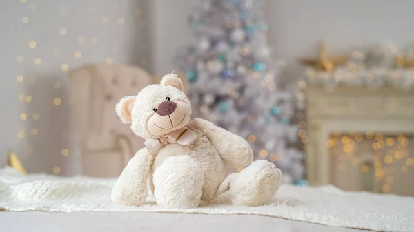 Een Witte Teddybeer Zit Achtergrond Het Bed Volle Aandacht Een — Stockfoto
