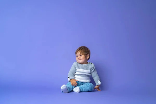 Una Niña Año Está Sentada Sobre Fondo Azul Con Ropa —  Fotos de Stock