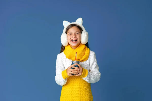 Ευτυχισμένο Έφηβο Κορίτσι Ένα Πλεκτό Πουλόβερ Φορώντας Full Length Γούνα — Φωτογραφία Αρχείου
