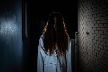 Cadılar Bayramı temalı beyaz elbiseli korkunç hayalet.