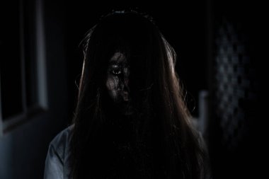 Cadılar Bayramı temalı beyaz elbiseli korkunç hayalet.