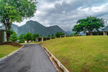 Doğanın ortasındaki oda dağlarla çevrili, güzel bir atmosfer..
