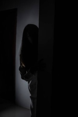 Cadılar Bayramı temalı beyaz elbiseli korkunç hayalet odaklanma eli.