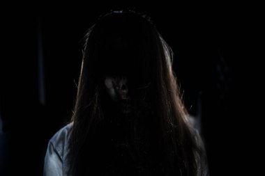 Cadılar Bayramı temalı beyaz elbiseli korkunç hayalet.