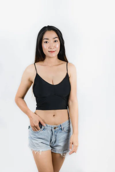 Beyaz Arka Planda Siyah Elbiseli Seksi Asyalı Kadın — Stok fotoğraf