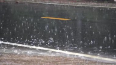 Asfalt yola bir fırtına düştü..