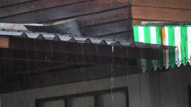 Regen Auf Dem Dach Thailand Regenzeit — Stockvideo
