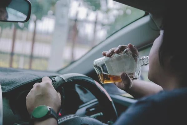 Hombre Bebiendo Alcohol Mientras Conduce Coche — Foto de Stock