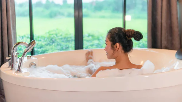 Aziatisch Sexy Jonge Vrouw Model Bad Genieten Spa Hotel — Stockfoto