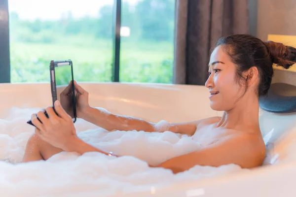Azji Sexy Młoda Kobieta Model Wannie Kąpieli Korzystając Patrząc Tablet — Zdjęcie stockowe
