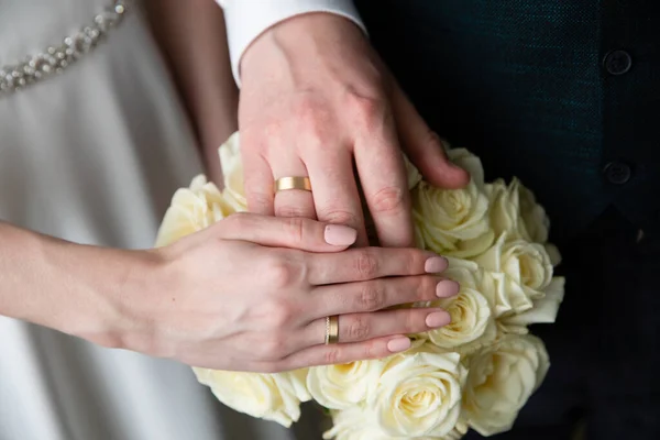 Casamento Casal Mãos Com Anéis Casamento — Fotografia de Stock