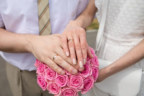 Casamento Casal Mãos Com Anéis Casamento — Fotografia de Stock