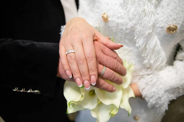 Весільна Пара Руки Обручками — стокове фото