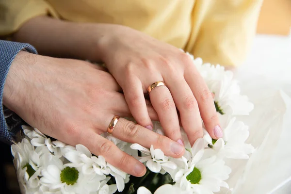 Esküvői Pár Kezet Jegygyűrű — Stock Fotó
