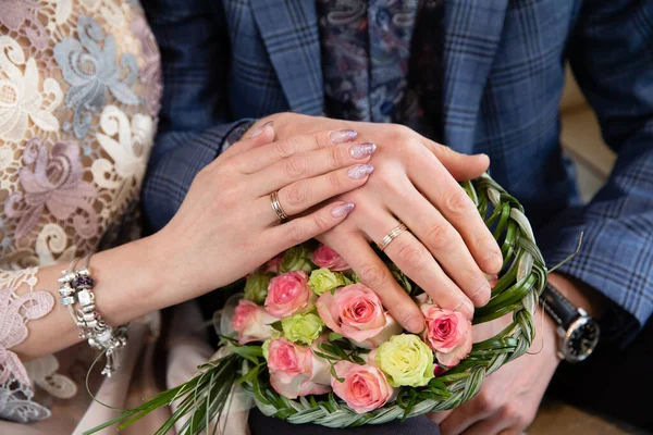 Casamento Casal Mãos Com Anéis Casamento — Fotografia de Stock