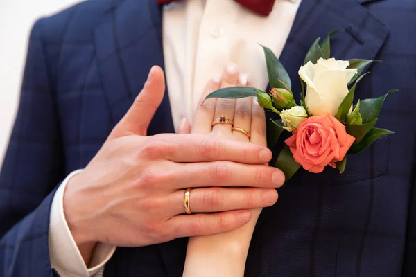 Casamento Casal Mãos Com Anéis Casamento — Fotografia de Stock