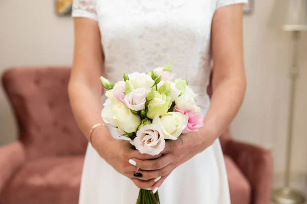 Vacker Bröllopsbukett Med Blommor Händerna Bruden — Stockfoto