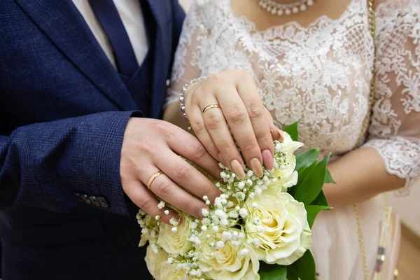 Belo Buquê Casamento Flores Nas Mãos Noiva — Fotografia de Stock