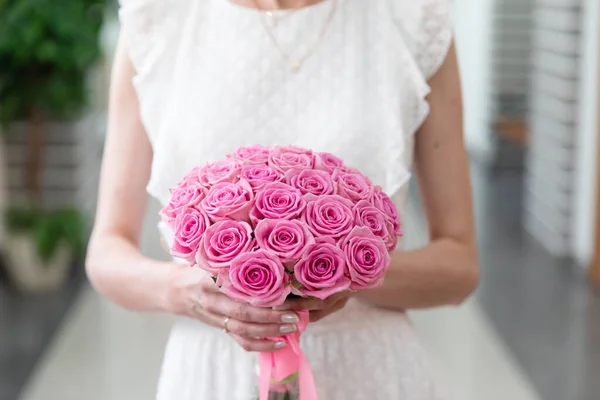 Прекрасный Свадебный Букет Цветов Руках Невесты — стоковое фото