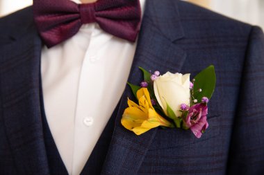 Damadın güzel yaka çiçeği. Bir yaka çiçeği tasarlayın. Düğün günü