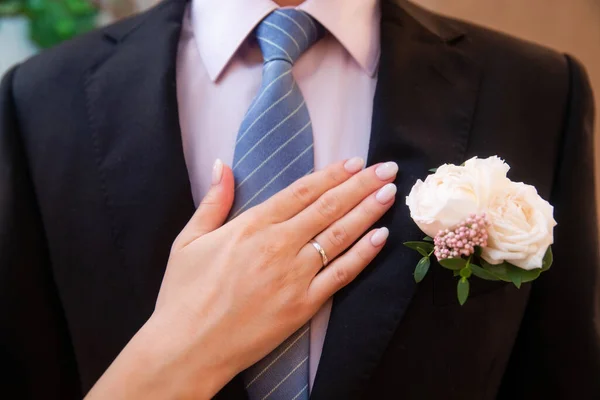 Bruid Hand Zijn Schouder Bruidegom — Stockfoto