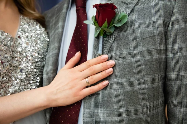Mão Noiva Seu Noivo — Fotografia de Stock