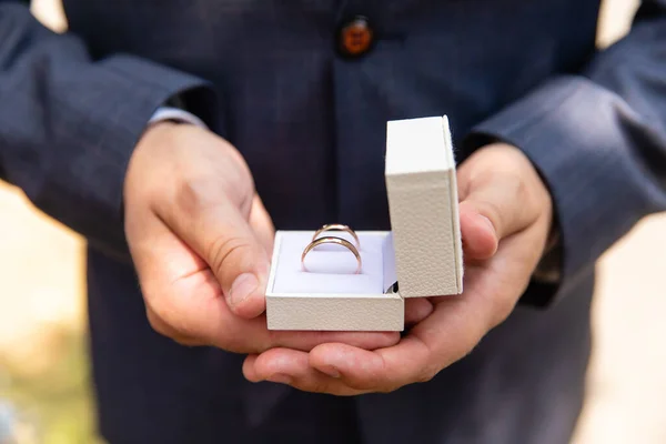 Caja Con Anillos Boda Las Manos Del Novio — Foto de Stock