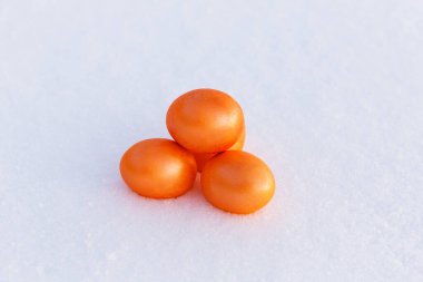 Beyaz kar zemininde Paskalya yumurtaları