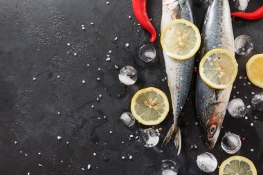 3 çiğ balık, uskumru, buz, limon, kırmızı biber ve deniz mahsulü.