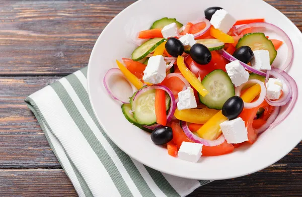 Řecký Salát Rajčaty Okurkami Olivami Pepřem Měkkým Sýrem Feta Talíři — Stock fotografie