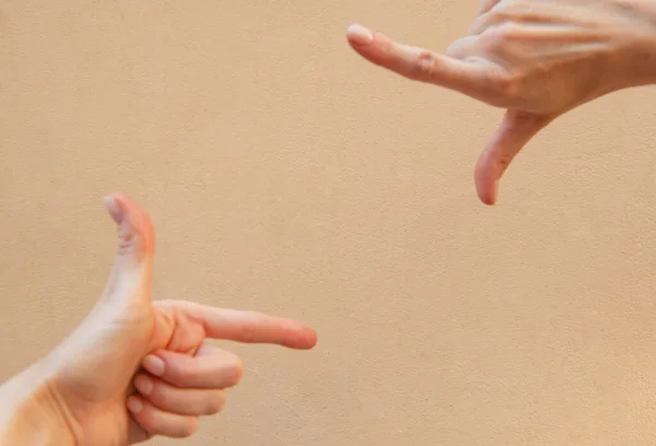 Two Hands Showing Frame Fingers Simple Brown Background — Stock Photo, Image