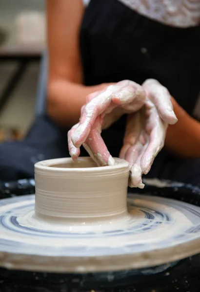 Mulher Mãos Brancas Fazendo Cerâmica Close Roda Cerâmica Vertical Retrato — Fotografia de Stock