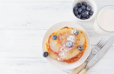 Mavi yaban mersinli gözleme, arka planda bir bardak süt.,