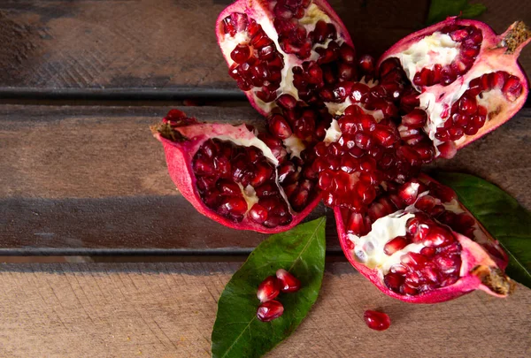 Koyu arkaplan görünümlü olgun kırmızı nar.