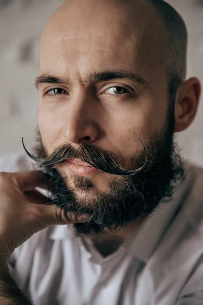 Jovem Careca Com Barba Bigode Uma Camisa Branca Closeup Retrato — Fotografia de Stock