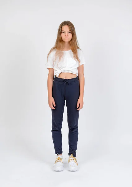 Chica Joven Modelo Broche Presión Pantalones Azules Blanco Camiseta Frente — Foto de Stock