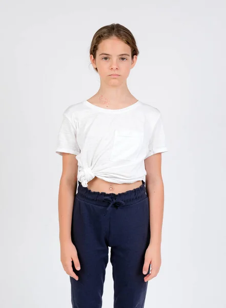 Giovane Ragazza Pantaloni Blu Bianco Shirt Modello Snap Front Look — Foto Stock