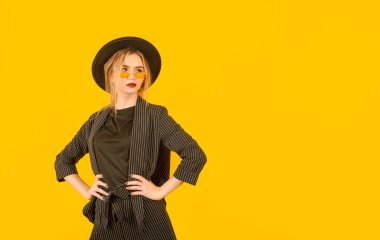 kahverengi kıyafetler sarı gözlükler boşluk minimalistiği kopyala