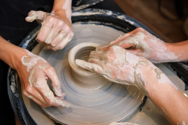 Женщина Белые Руки Делает Керамику Паре Закрыть Гончарное Колесо Лица — стоковое фото