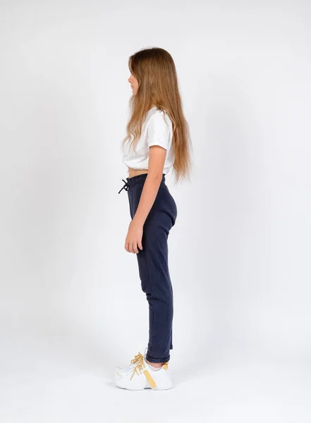 Jong Meisje Blauwe Broek Wit Shirt Model Snap Links Kijken Stockafbeelding