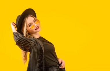 kahverengi kıyafetler sarı gözlükler alanı kopyalamak minimalist oyuncu