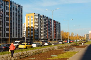 St. Petersburg, Rusya 'da mavi gökyüzüne karşı ekonomik sınıf konut binaları olan yeni bir sokak.