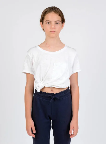 Ung Flicka Blå Byxor Och Vit Shirt Modell Knäpp Framsidan — Stockfoto