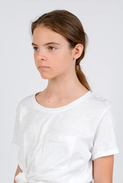 Chica Joven Camiseta Blanca Modelo Snap Aspecto Frontal Cerca Sobre — Foto de Stock