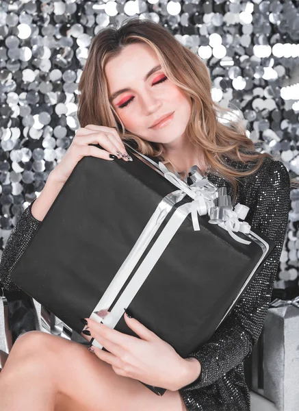 Jeune Femme Blonde Avec Coffret Cadeau Noir Paillettes Blanches Noires — Photo